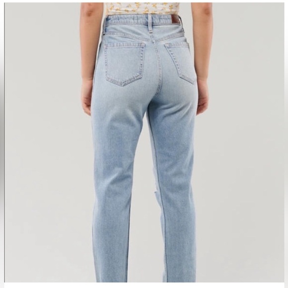 Hollister Ultra High-Rise Mom Jean - Picture 3 of 8